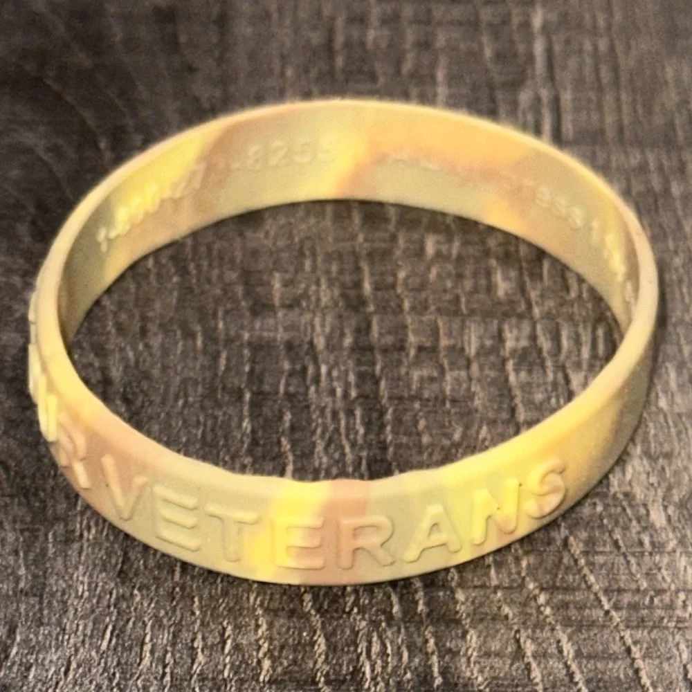 💞 New Desert Camo “Support Our Veterans” Rubber Bracelet